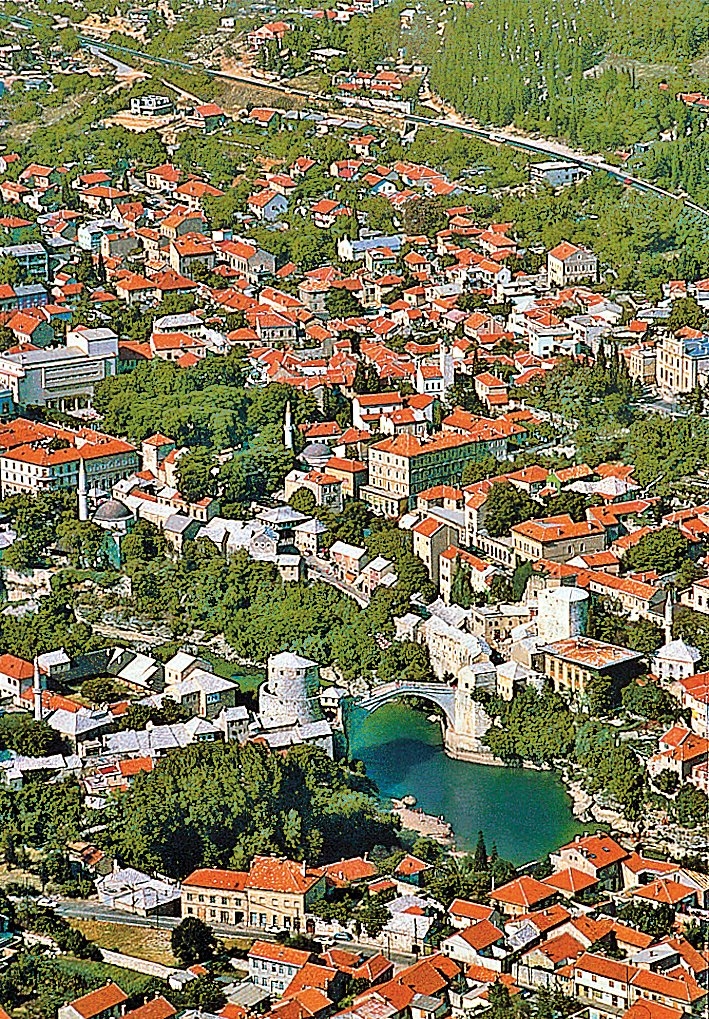 Balkanlar’da tarihî dokusunu büyük ölçüde koruyabilmiş şehirlerden biri olanMostar’dan bir görünüş