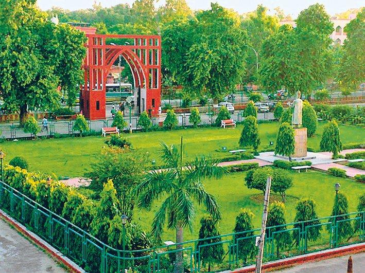 Câmia Milliye İslâmiye’nin bahçesi ve ana girişi – Yeni Delhi/Hindistan