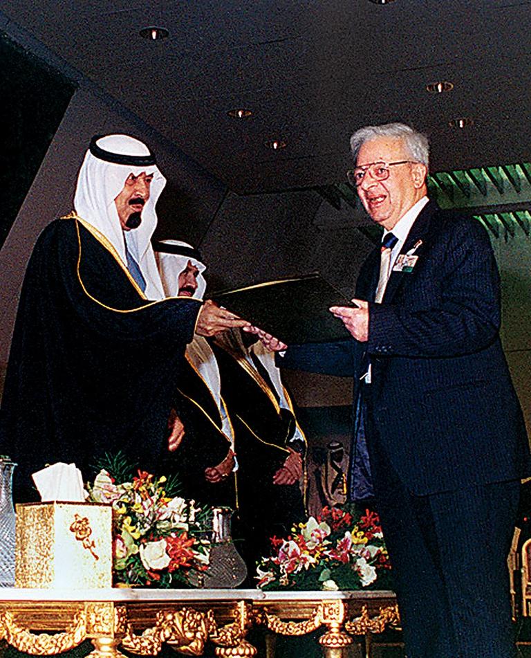 Sâlih Ahmed el-Alî 1989 yılında Kral Faysal Uluslararası İslâm Araştırmaları ödülünü alırken