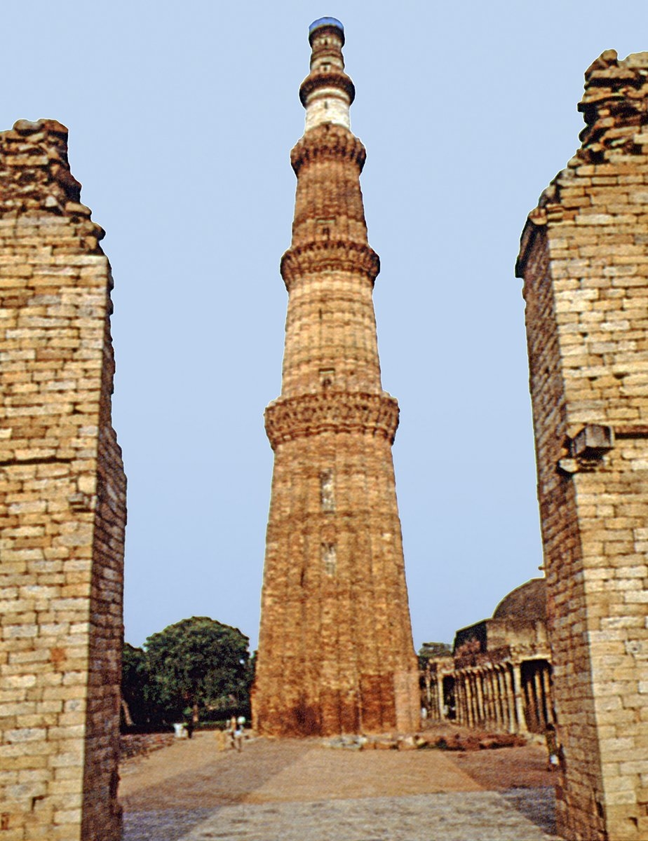 Kutbüddin Aybeg tarafından yaptırılmış olan Kutup Mînâr – Delhi/Hindistan