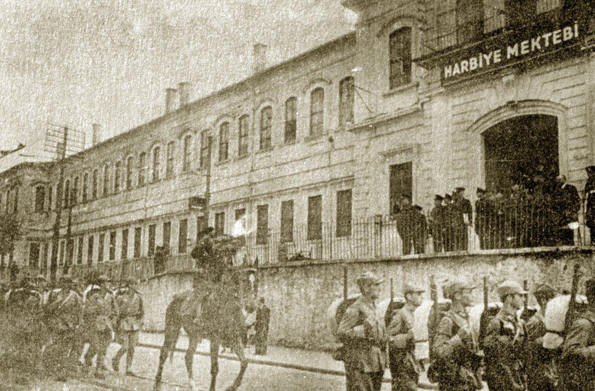 Harbiye Mektebi’nin Ankara’ya nakli üzerine Harbiyeliler’in 1936’da İstanbul’dan ayrılışını gösteren bir fotoğraf (Kurtcephe – Balcıoğlu, s. 301)