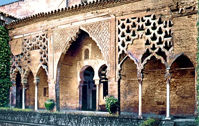 Alkazar Sarayı Bebekler Avlusu’nun revaklı cephelerinden biri – İşbîliye/İspanya