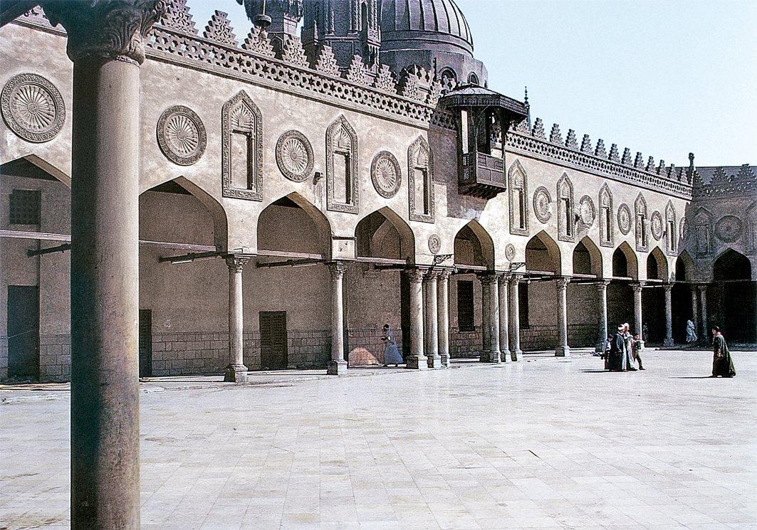 Kahire’de Ezher Camii’nin revakları