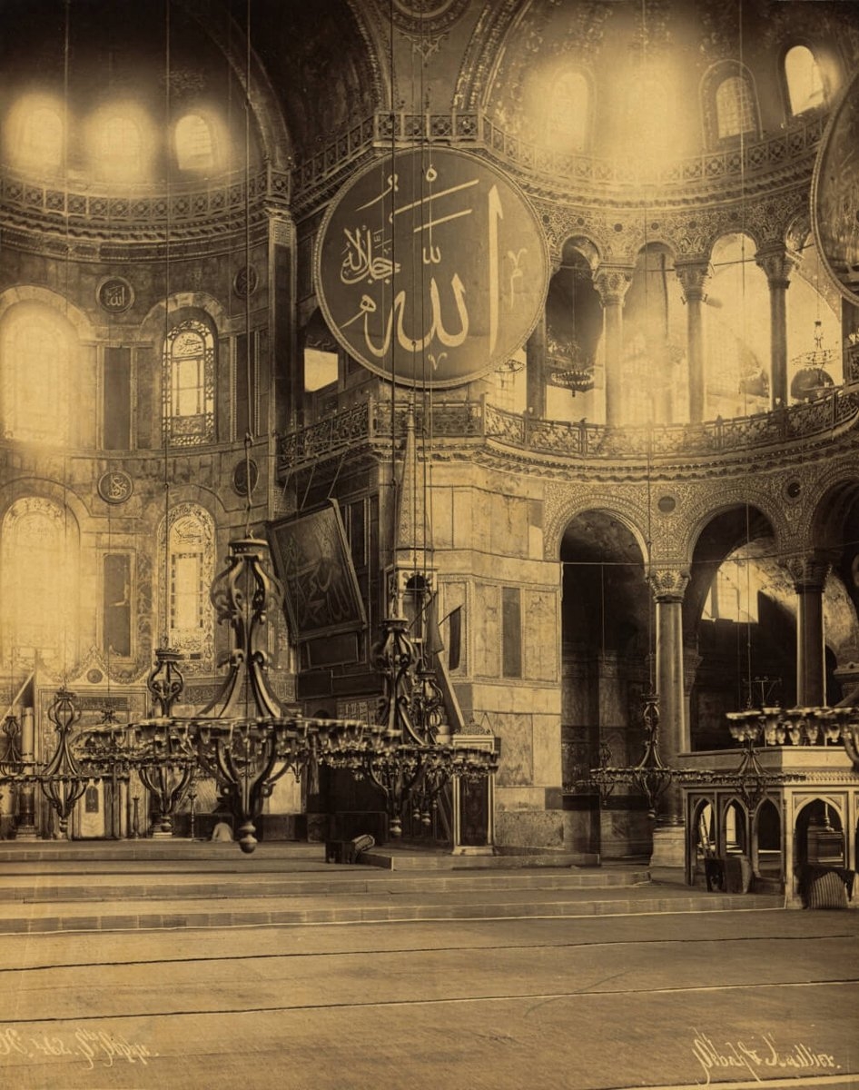 Ayasofya Camii’nin minberini ve üzerinde bulunan Kazasker Mustafa İzzet’in lafzatullah levhasını gösteren XIX. yüzyıl sonlarına ait bir fotoğraf (Library of Congress Arşivi)