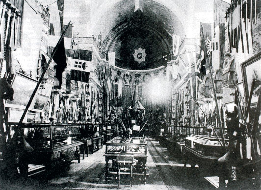 1940 yılına kadar eski silâhların sergilendiği Aya İrini Kilisesi’nin müze olarak kullanıldığı dönemden bir görünüş