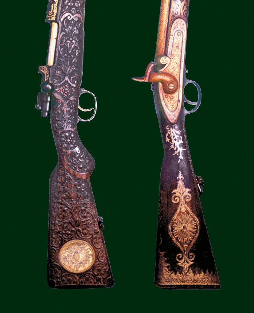 Topkapı Sarayı’nda sergilenen iki tüfeğin süslemeli kabza ve tetik mekanizmaları