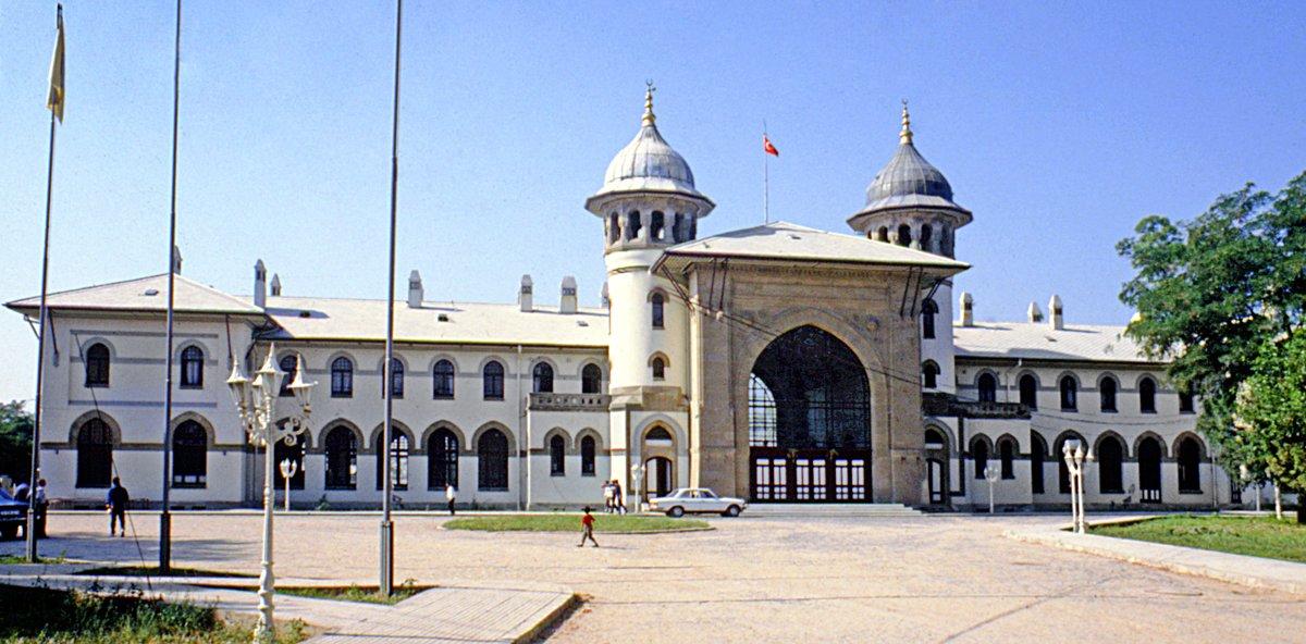 Türk neo-klasiği üslûbunda inşa edilen Karaağaç Tren İstasyonu – Edirne