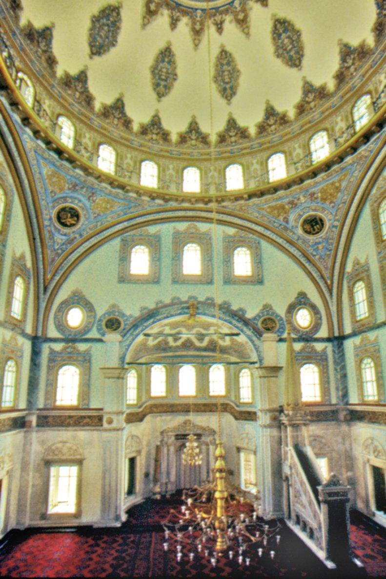 Nusretiye Camii’nin içinden bir görünüş