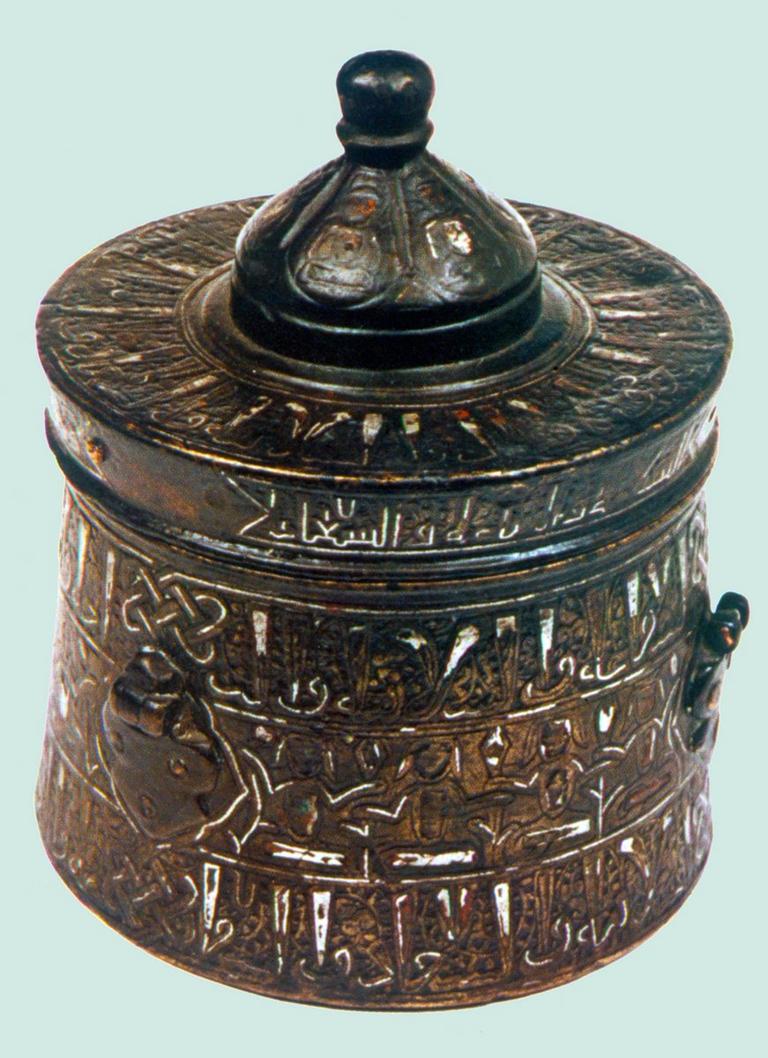 XIII. yüzyıl başlarına ait bronz hokka(The Unity of Islamic Art, Kent 1985, s. 58)