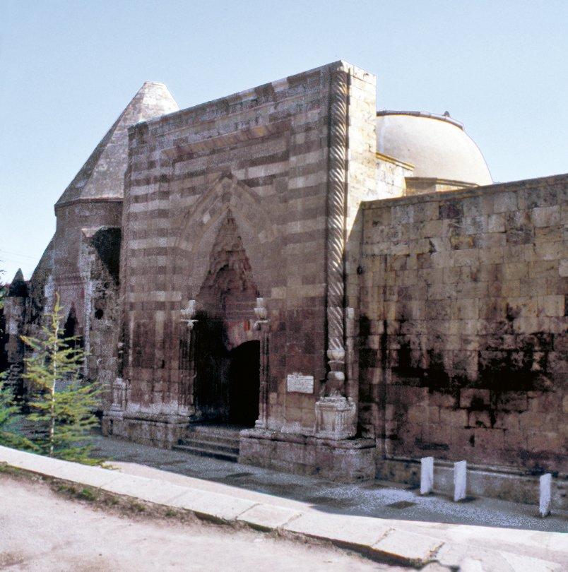 Kırşehir’de XIII. yüzyıl İlhanlı dönemi eseri olan Caca Bey Medresesi