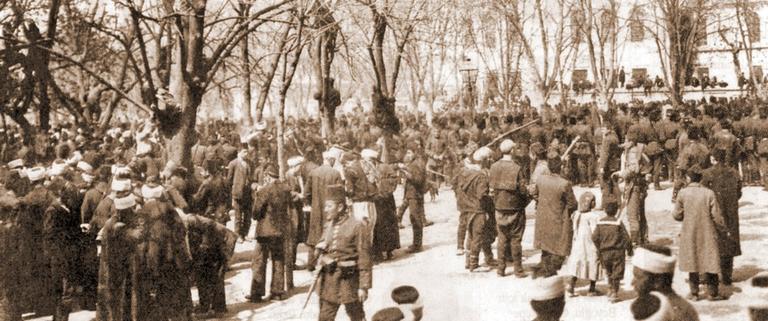 Otuzbir Mart Vak‘ası’nda Ayasofya Meydanı’nda toplanan halk ve askerler