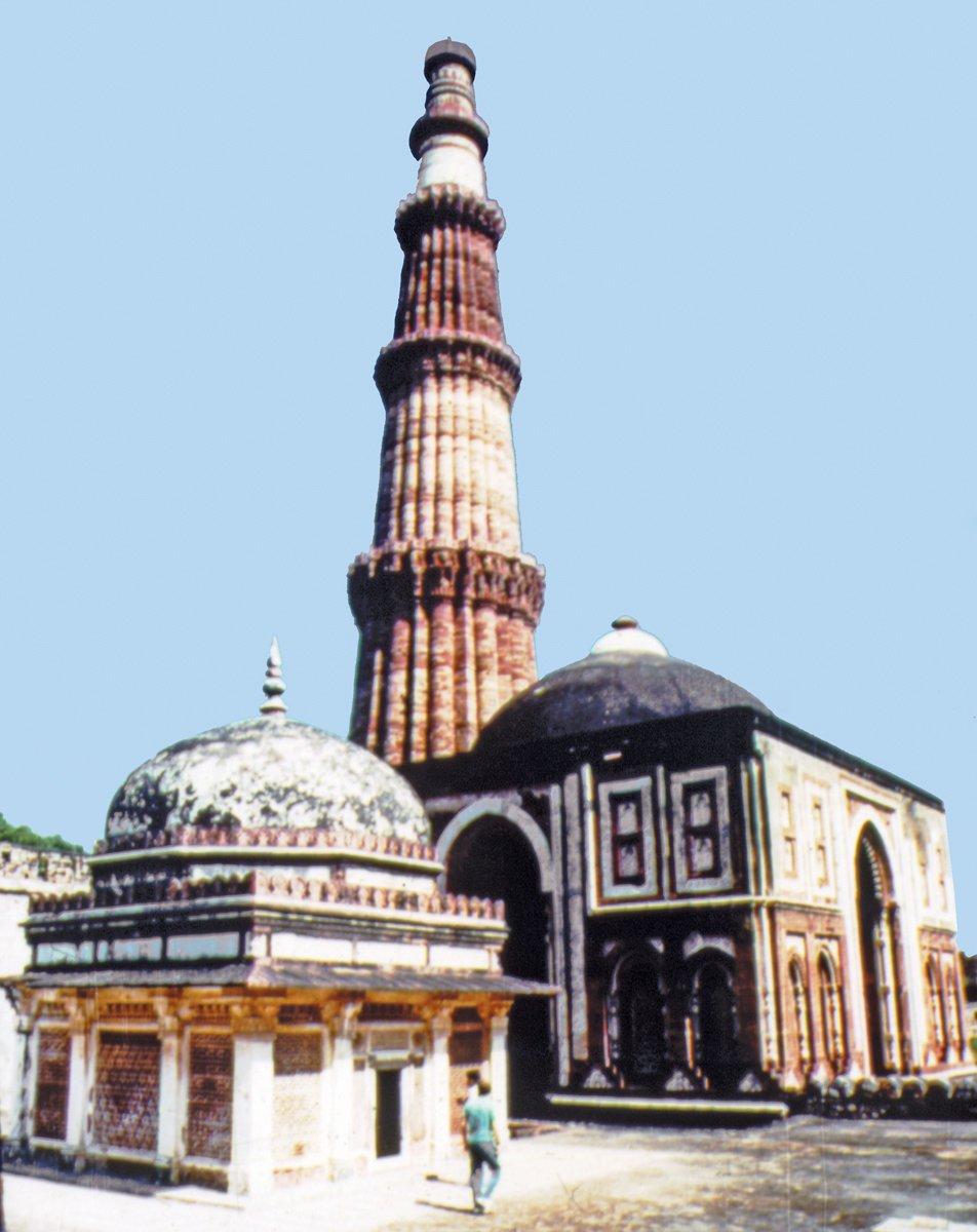 Kuvvetü’l-İslâm Camii’nde Kutbüddin Bahtiyâr Kâkî’nin hâtırasına inşa edilen Kutub Minâr – Delhi/Hindistan