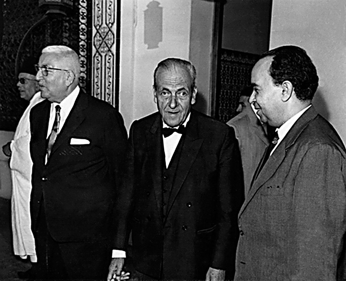 Osman Ke‘‘âk (solda), Filistinli gazeteci-yazar Muhammed Ali Tâhir (ortada) ve Tunus Kültür Bakanı Emîn eş-Şâbî ile birlikte