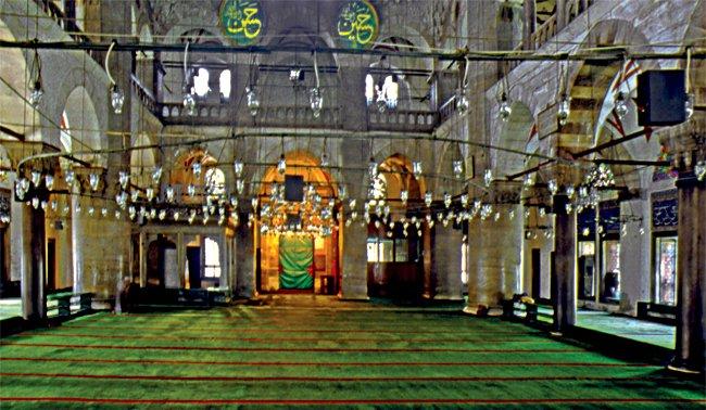 Tophane Kılıç Ali Paşa Camii’nin kubbesinden inen tek merkezli iç içe çemberlerden meydana gelen asma kandillik – Beyoğlu/İstanbul