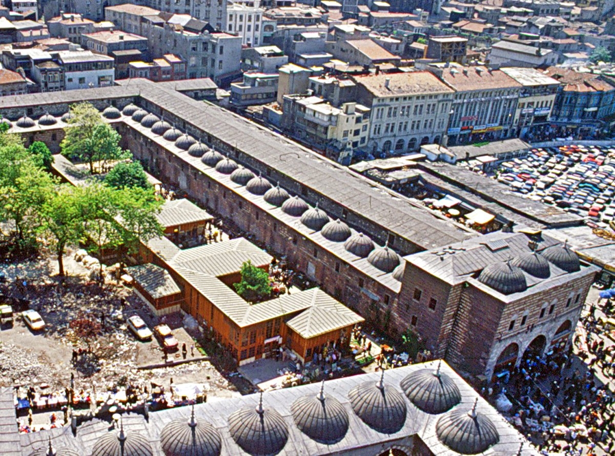 Yenicami Külliyesi’nin Mısır Çarşısı adıyla tanınan arastasının kuş bakışı görünüşü