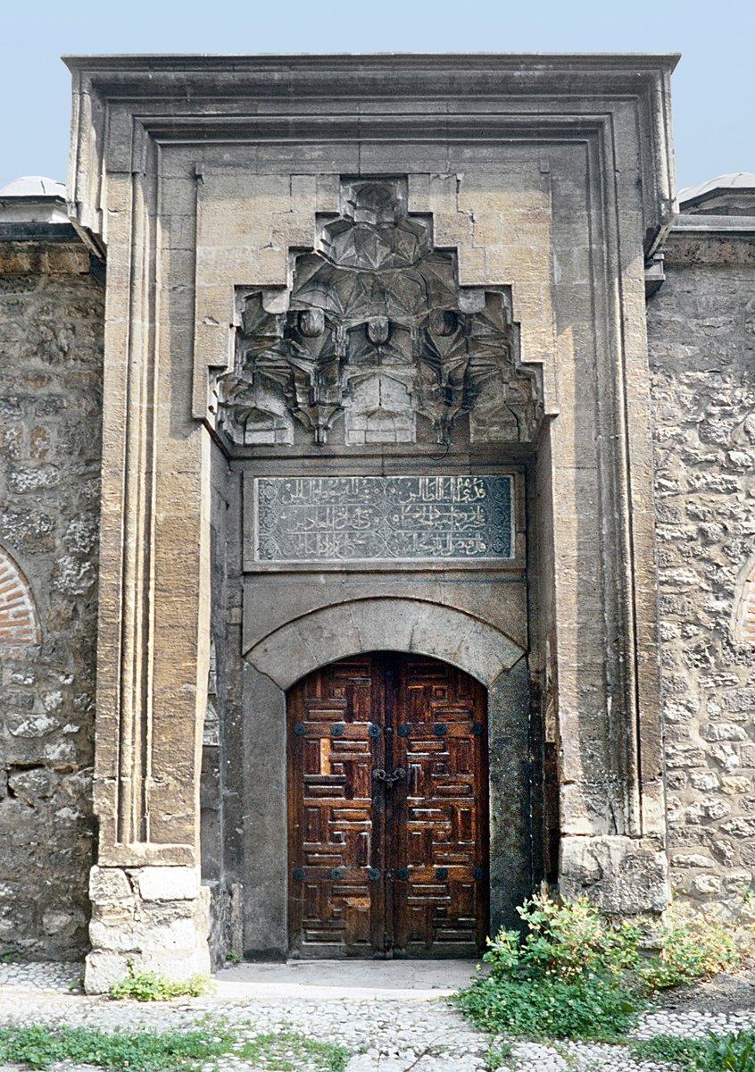 Gazi Hüsrev Bey Medresesi’nin taçkapısı