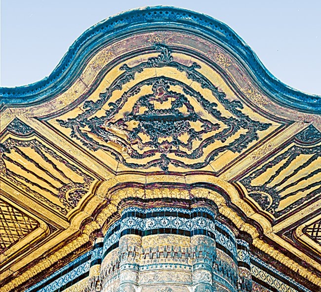 Ayasofya Meydanı’nda III. Ahmed Çeşmesi’nin Batı Avrupa sanatı motifleriyle süslenmiş saçak altı – Fatih/İstanbul