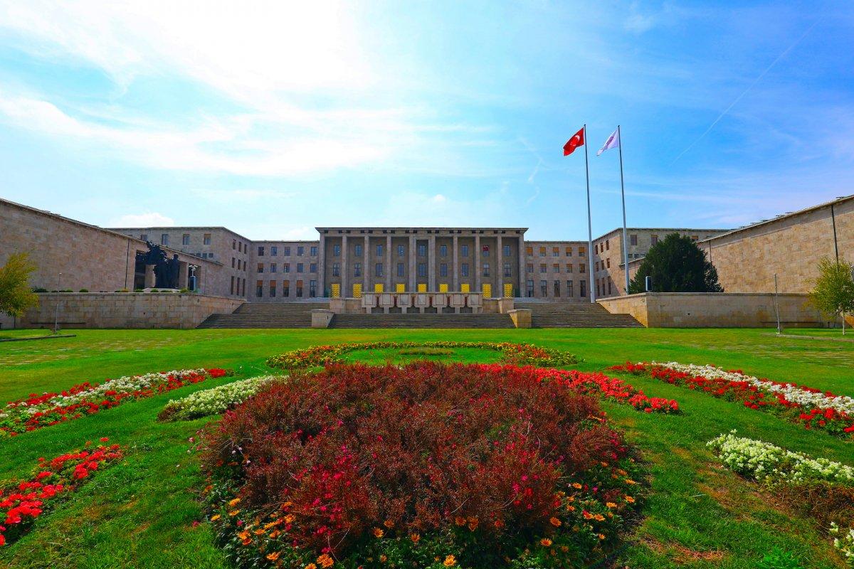 Türkiye Büyük Millet Meclisi’nin 1960’ta tamamlanan yeni binasının ön cepheden görünümü (TBMM Arşivi)
