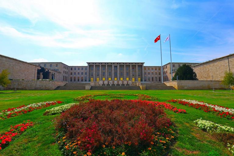 Türkiye Büyük Millet Meclisi’nin 1960’ta tamamlanan yeni binasının ön cepheden görünümü (TBMM Arşivi)