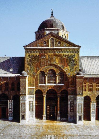 Emeviyye Camii’nin kubbeli mekânına açılan harim kapısının bulunduğu üçgen alınlık cephe – Şam
