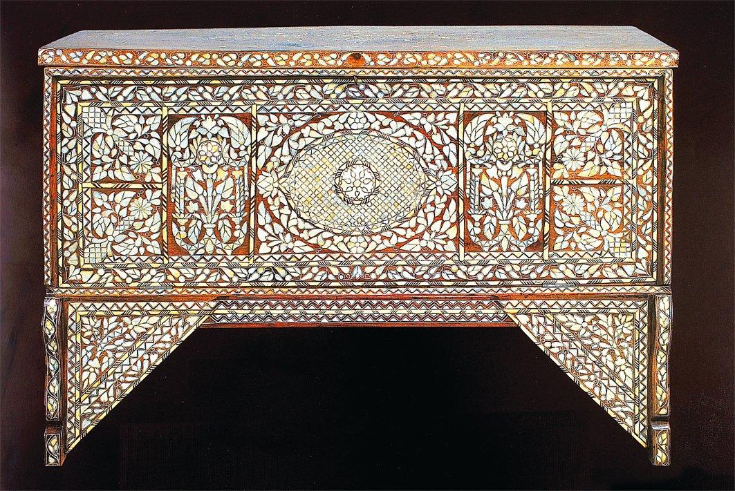 Farklı sedef işçiliğinin uygulandığıXIX. yüzyıl Osmanlı sandığı(Antik A.Ş. koleksiyonu)