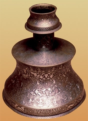 Ankara Etnografya Müzesi’ndeki eserlerden XIII-XIV. yüzyıllara tarihlenen tunç bir şamdan