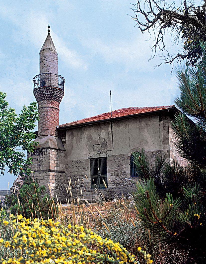 Minaresi Germiyanoğulları dönemine ait olan Yukarı Kale (Orta Hisar) Mescidi – Kütahya