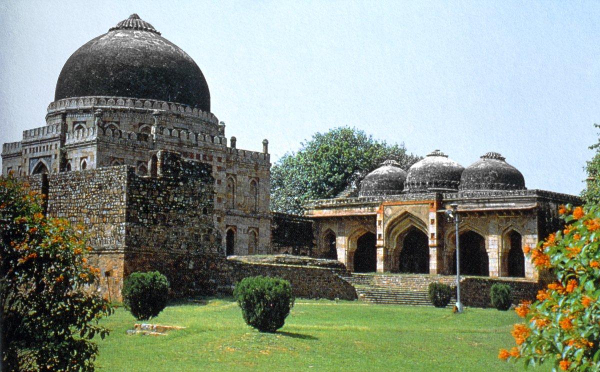 Delhi yakınlarında XV. yüzyıla ait Barâ Gumbad Camii