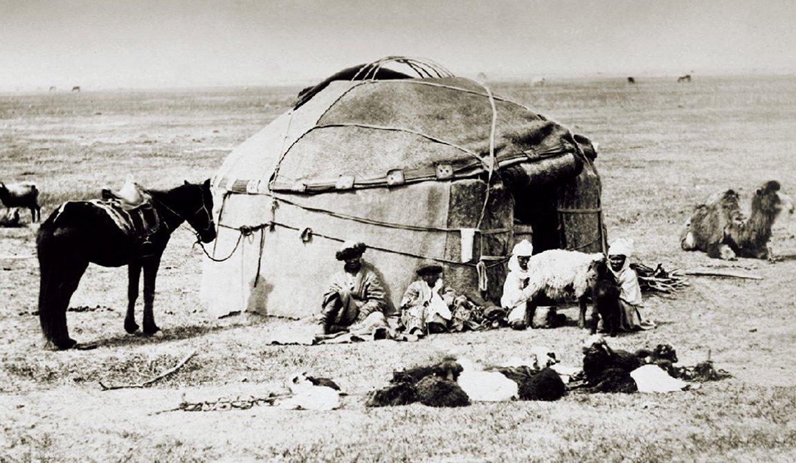 1860 tarihli bir albümde çadırı önünde Kırgız ailesini gösteren fotoğraf
