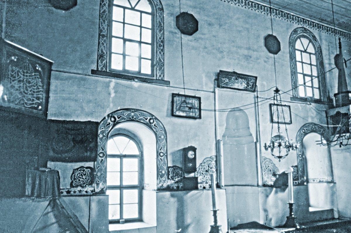 Drağman Külliyesi’nde cami-tevhidhânenin harim kısmının 1983 yılına ait bir fotoğrafı (M. Baha Tanman fotoğraf arşivi)