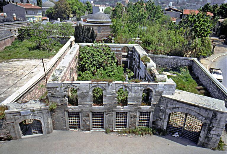Câfer Paşa Türbesi’nin ayakta kalan duvarları ile arka plandaki medresenin görünüşü – Eyüp/İstanbul