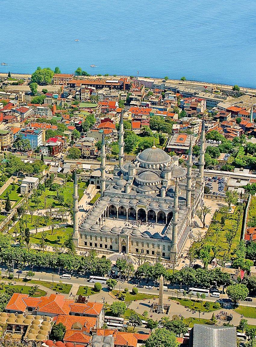 Sultan Ahmed Camii ve Külliyesi’ninkuş bakışı görünüşü(Fatma – Orhan Durgut fotoğraf arşivi)