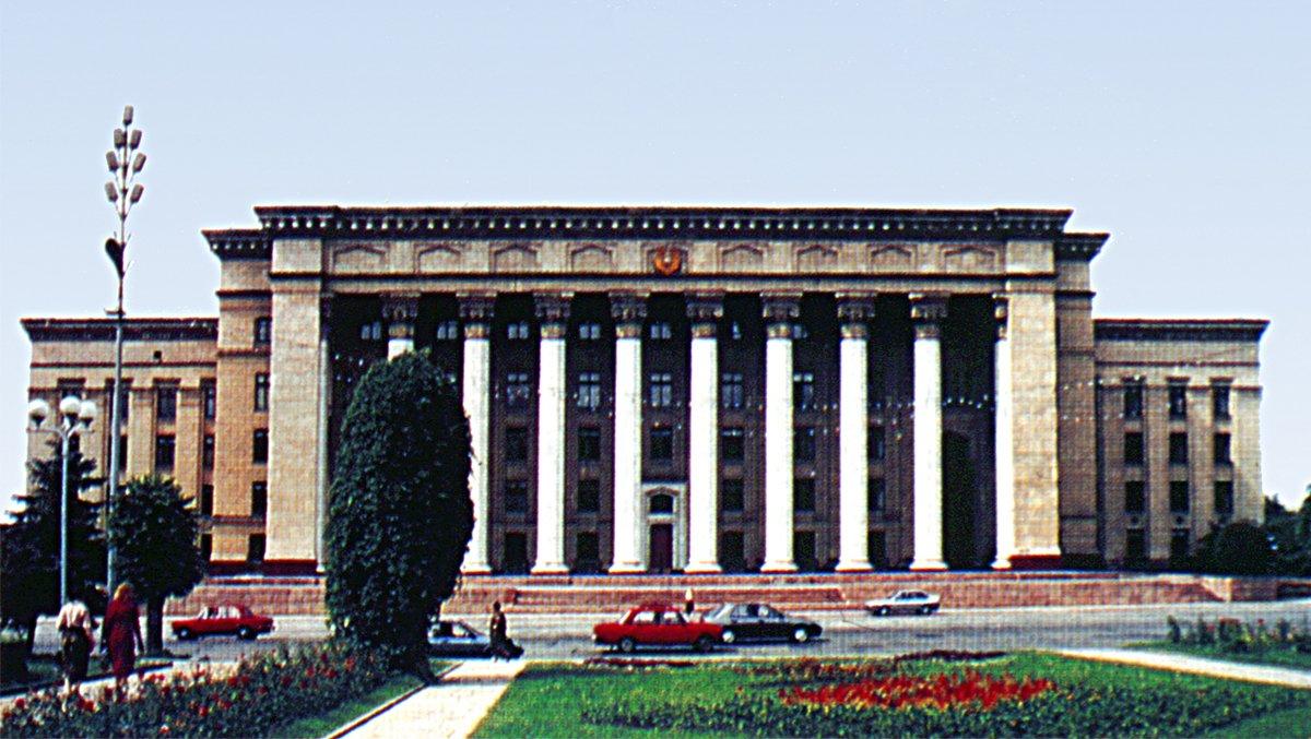 Almatı’daki eski parlamento binası