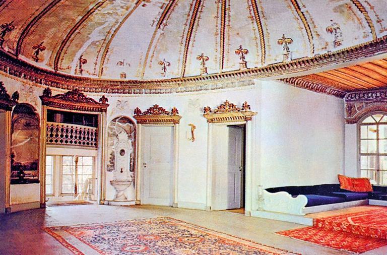 Sâdullah Paşa Yalısı’nın üst katındakimerkezî kubbeli divanhâne