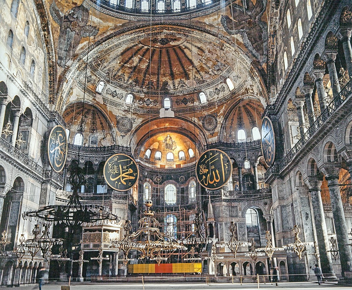 Ayasofya Camii’nin içinden 1985 yılına aitbir görünüş