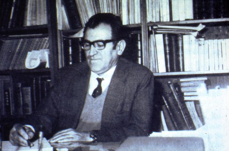 Mehmet Altay Köymen çalışırken