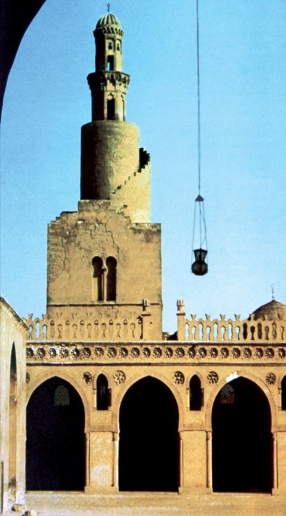 Abbâsî sanatının Mısır’a yayılmasında önemli payı olan İbn Tolun Camii’nin minaresi