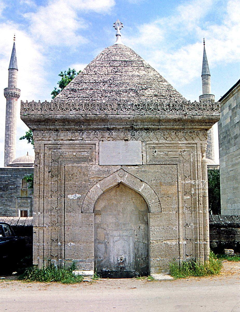 Beyazıt Külliyesi’nin avlu kapısı önündeki Sinan Ağa Çeşmesi – Edirne