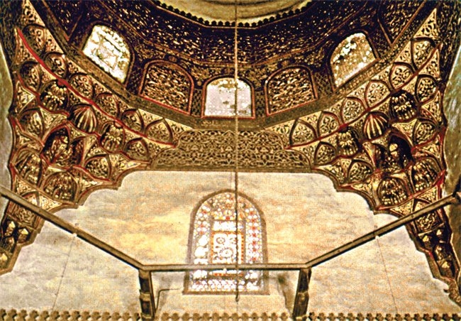 Memlük dönemi yapılarından Berkuk Medresesi’nin kubbe süslemesi ve pandantiflerdeki mukarnaslar