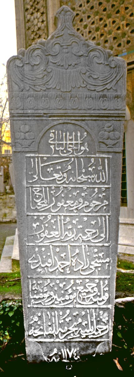 Eminönü’nde Mestçizâde Ahmed Efendi’nin Mahmud Paşa Türbesi hazîresindeki mezar taşı – Fatih/İstanbul