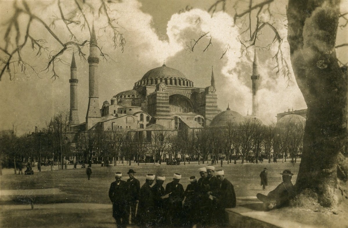 Sosyal hayatın şekillendiği Ayasofya Camii ve çevresinden medrese talebelerinin de yer aldığı eski bir fotoğraf (K. Yusuf Ünal koleksiyonu)