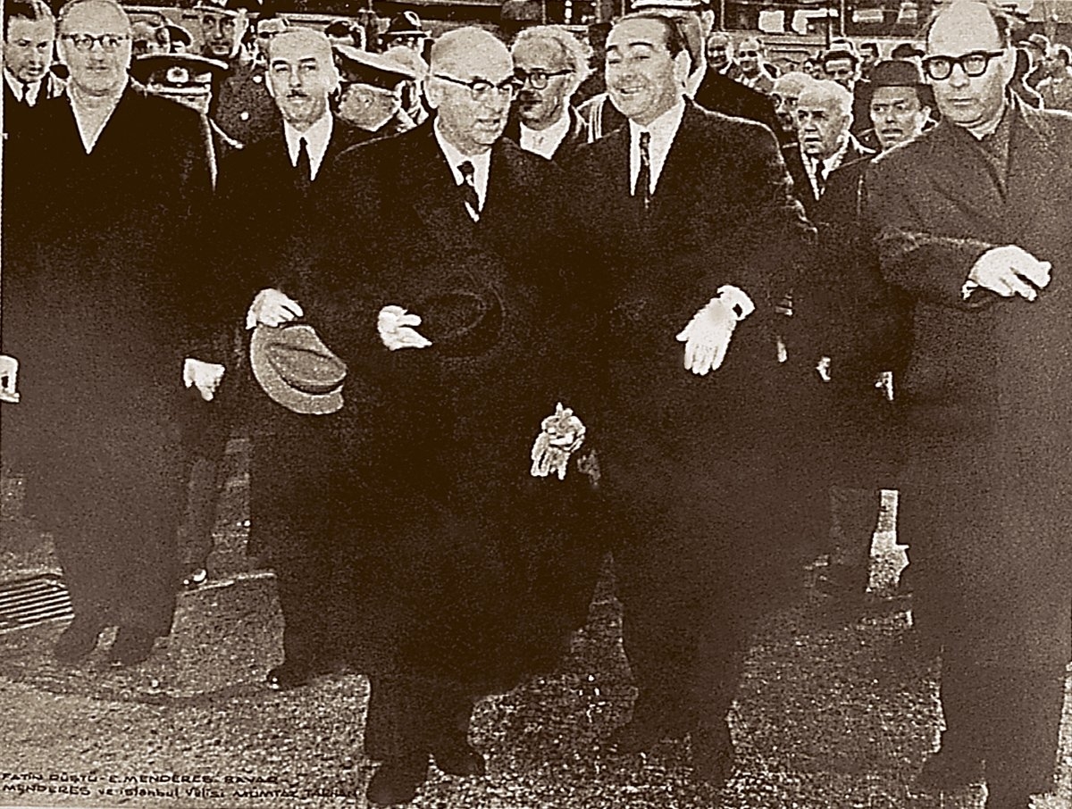Adnan Menderes, Celâl Bayar ve dönemin bazı bakanlarıyla birlikte