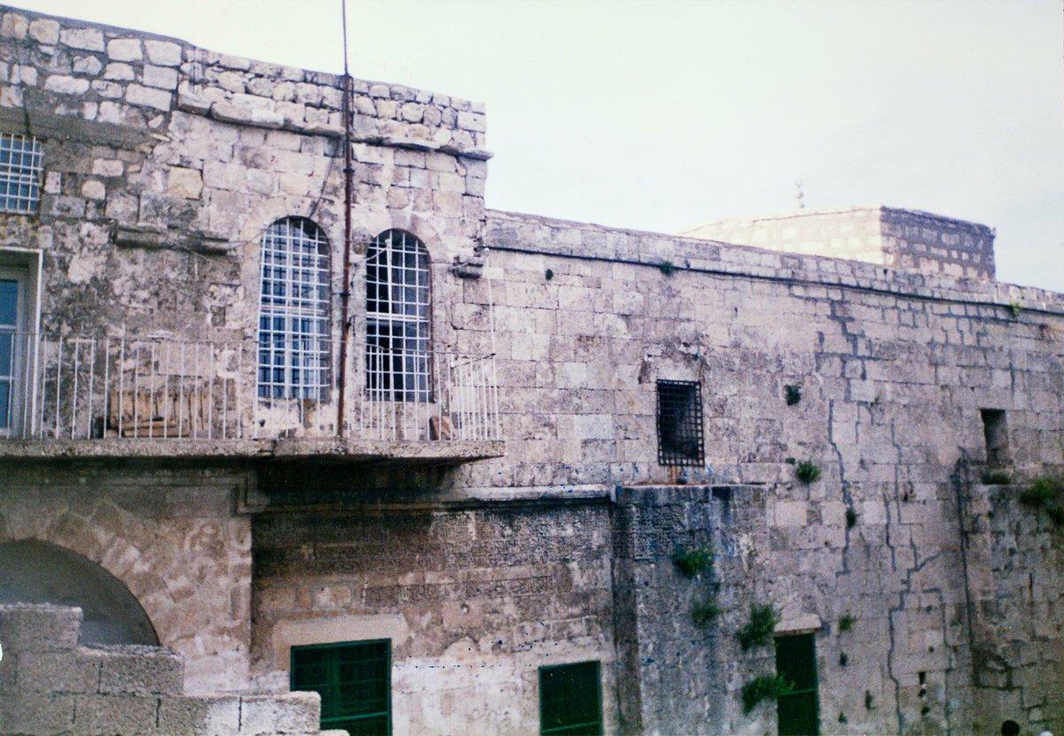 Hatuniye Medresesi’nin kıbleye bakan cephesi – Mardin