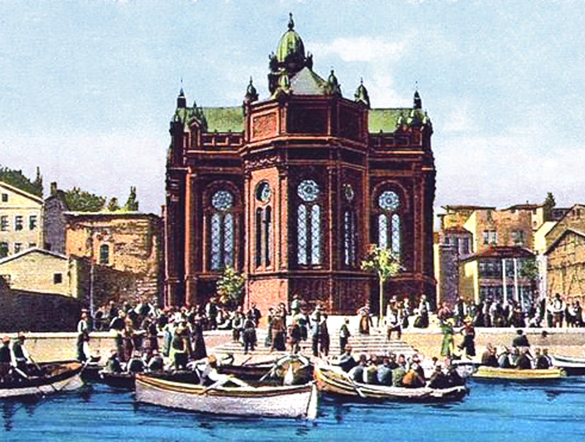 Fener’deki Bulgar Kilisesi’ni gösteren eski bir kartpostal (İstanbul Belediyesi Atatürk Kitaplığı Kartpostal Koleksiyonu)