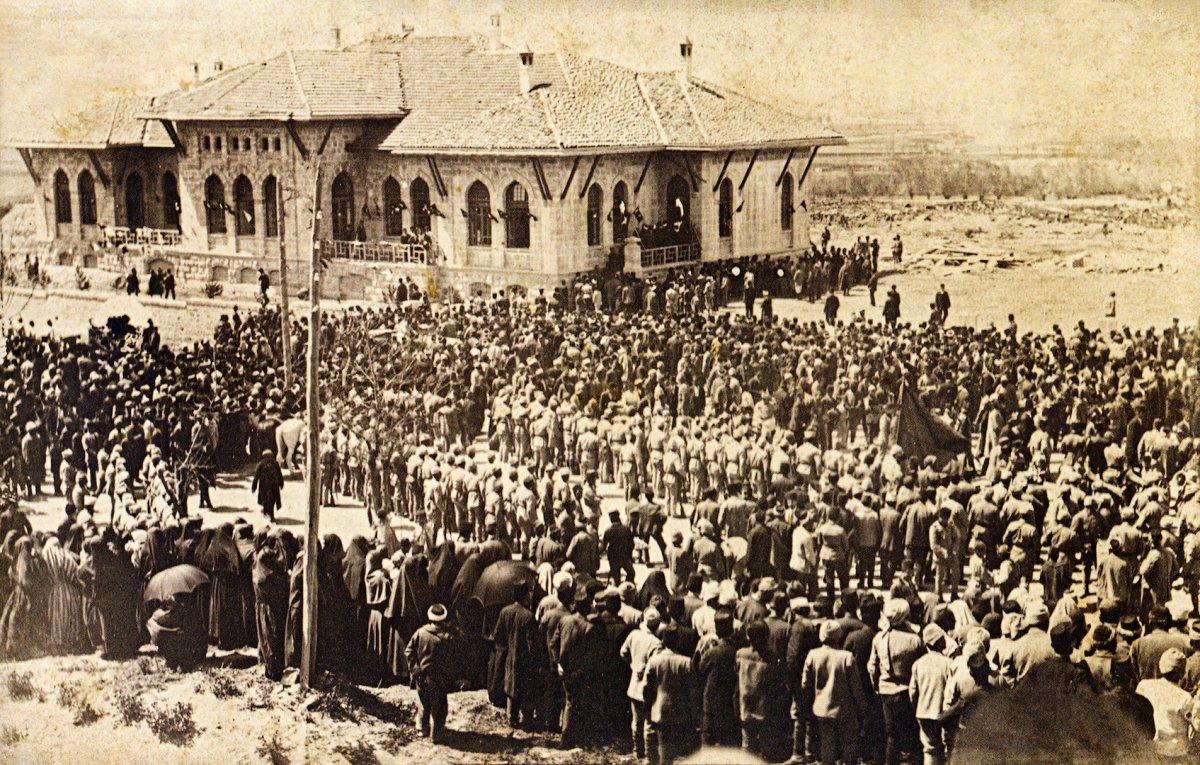 Türkiye Büyük Millet Meclisi’ninhalkın katılımıyla gerçekleşen açılışında(23 Nisan 1920) çekilmiş bir fotoğraf(TBMM Arşivi)