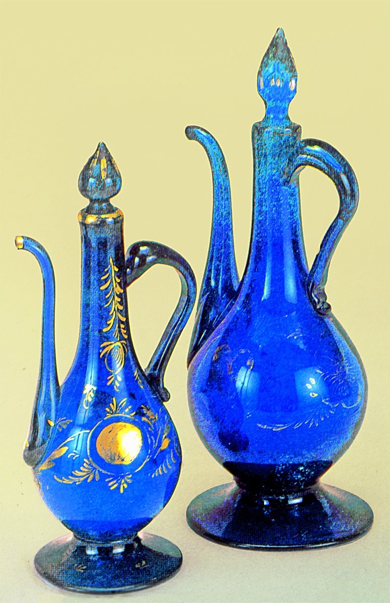 Üzerleri yaldız bezemeli renkli camdan imal edilmiş ibrikler (Türkiye Şişe ve Cam Fabrikaları koleksiyonu, Envanter nr. F. 36, F. 53)