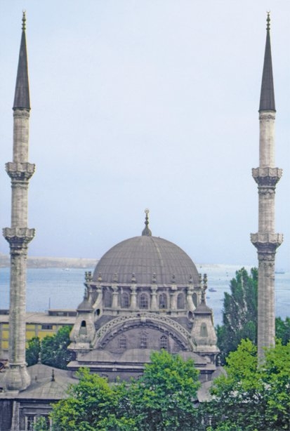 Tophane’de empire üslûba barok unsurların kaynaştırmasıyla inşa edilmiş Nusretiye Camii – Beyoğlu/İstanbul