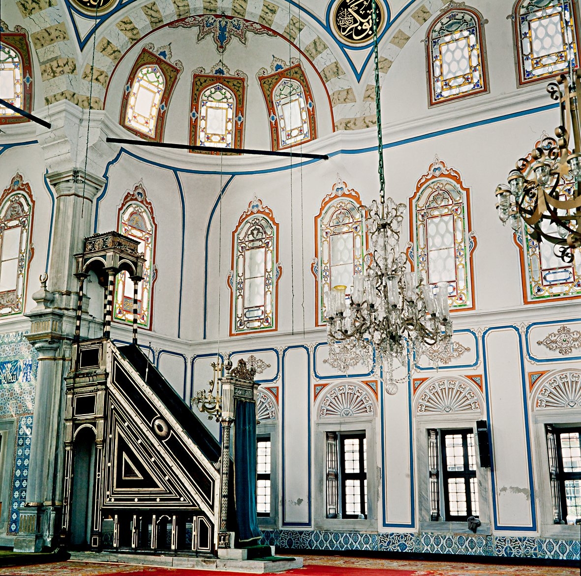 Beylerbeyi Camii’nin içinden bir görünüş