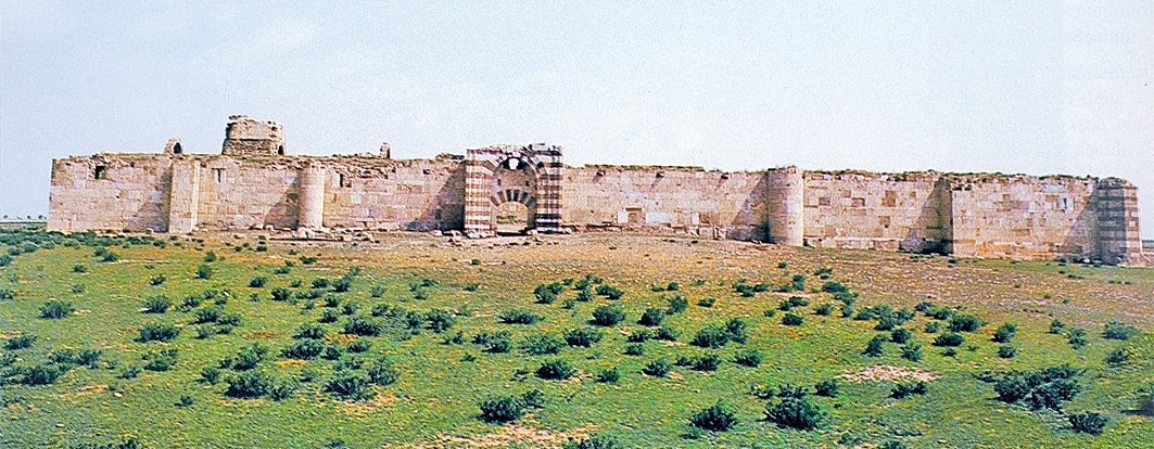 Konya-Aksaray yolu üzerinde Tömek köyü yakınındaki Sâdeddin Köpek Hanı (Zazadin Hanı)