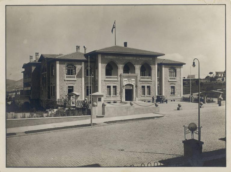 1924-1960 yılları arasında ikinci Türkiye Büyük Millet Meclisi binası olarak kullanılan ve daha sonra Cumhuriyet Müzesi’ne dönüştürülen yapı(SALT Araştırma Arşivi)